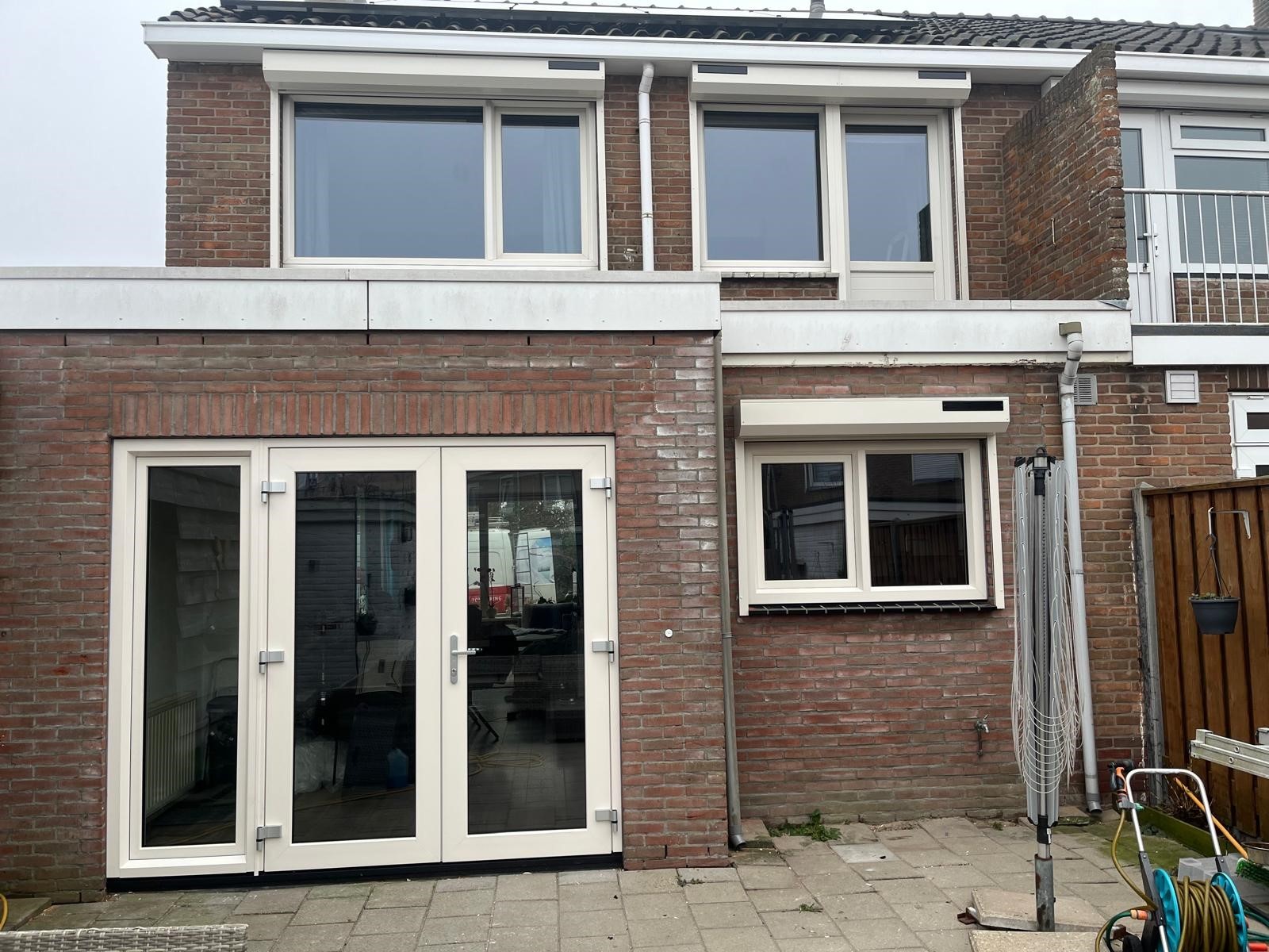 Kunststof schuifpui naar de tuin